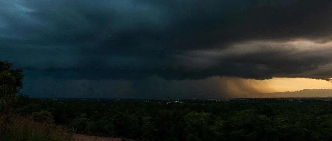大雨、暴雨、冰雹、雷暴大风！降雨带跨越千里，局地还有大暴雪，南方大范围高温持续，部分地区气温达38℃丨国是早班车